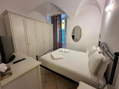 阿拉西奥[2 passi dal mare di Alassio] Ampio trilocale的一间小卧室,配有一张床和镜子