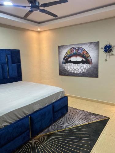 KasoaMagic City Apartments的一间卧室配有一张壁画床
