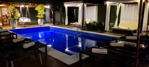 朱奎Hiu Hotel的蓝色房子中的游泳池