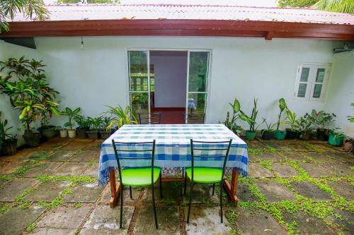 波隆纳鲁沃Villa Ravichini的房子前面的一张桌子和椅子