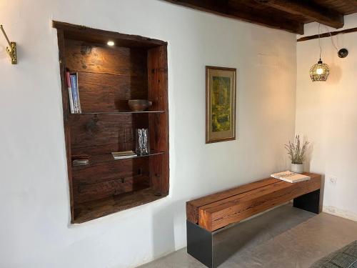 圣米格尔德阿沃纳Casa El granero de Antonio的墙上设有木凳的房间