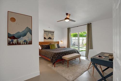 棕榈泉Shelby Sands的一间卧室配有一张床和吊扇
