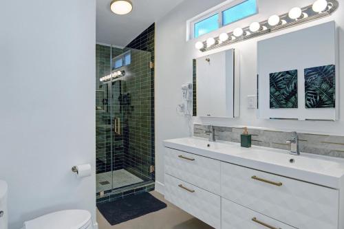 棕榈泉Shelby Sands的白色的浴室设有水槽和淋浴。