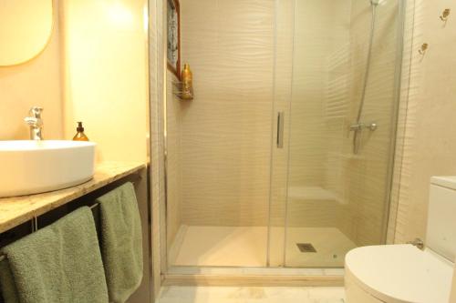 滨海普雷米亚Pool and relax 20' from Barcelona的带淋浴和盥洗盆的浴室