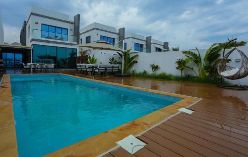 富查伊拉Luxury Villa 5 BR sea view and free paddle boat - Al Dana Island Fujairah by Oceanview Holiday Homes的房屋前的游泳池