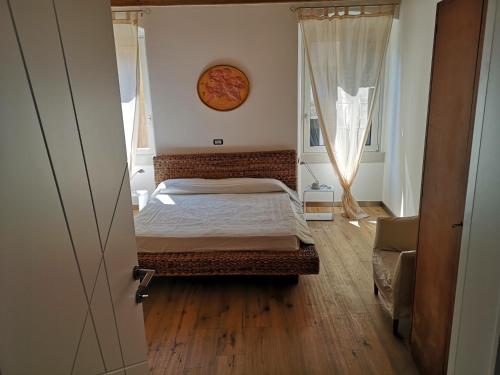 贝加莫Appartamento in centro Bergamo的一间小卧室,配有床和窗户