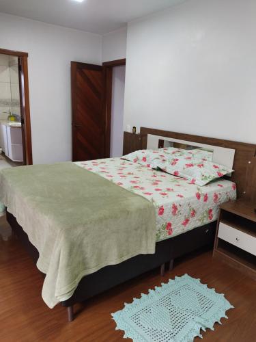 新彼得罗波利斯Nascer do Sol - Edelweiss的一间卧室配有一张带红白毯子的床
