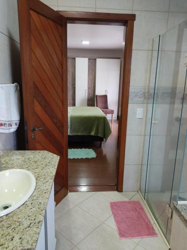 新彼得罗波利斯Nascer do Sol - Edelweiss的带淋浴的浴室和1间带1张床的卧室