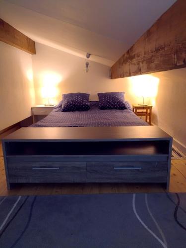 滨海苏拉克Appartement vue sur mer的一张大床,位于带两盏灯的房间