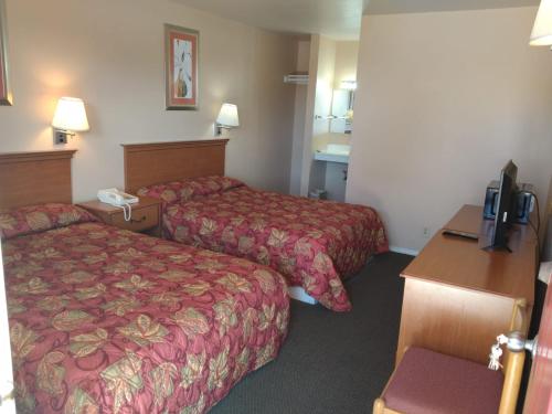 圣安东尼奥美国汽车旅馆的酒店客房设有两张床和电视。
