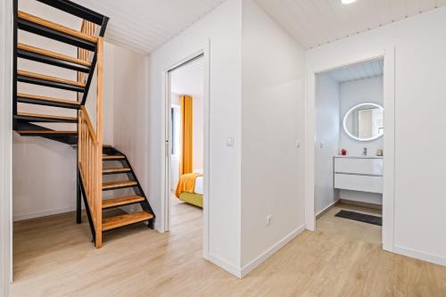 里韦拉布拉瓦AGUIAR´S VILLAGE的一间设有楼梯的房间和一间卧室