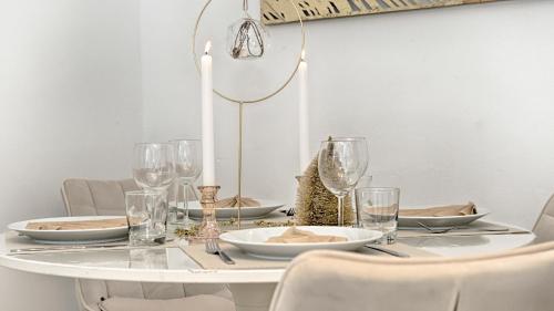 奥尔良Le Nid Cosy -Au Cœur d'Orléans的餐桌,带玻璃杯和蜡烛