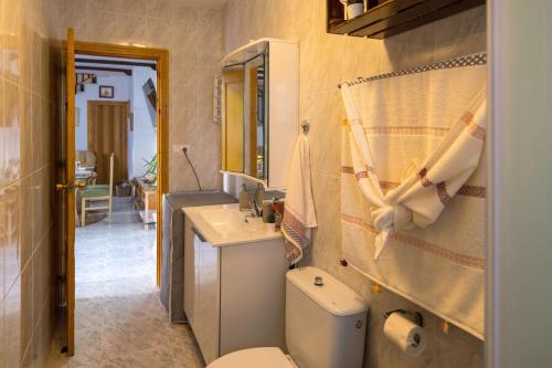 格拉纳达Casa Asia的一间带卫生间和水槽的浴室