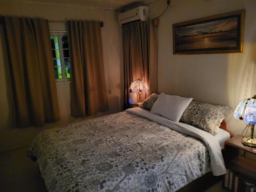 Black RockBirdie's Nest的一间卧室配有床、灯和窗户