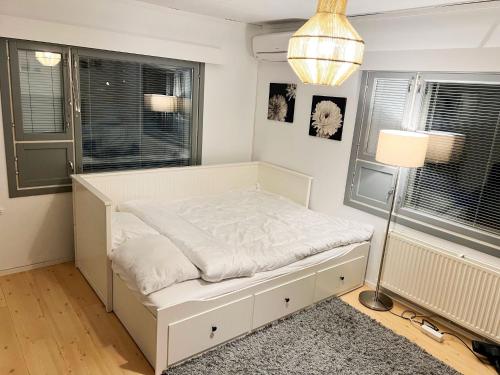 瓦萨Vaasa homestay的一张位于带灯和窗户的房间的床铺