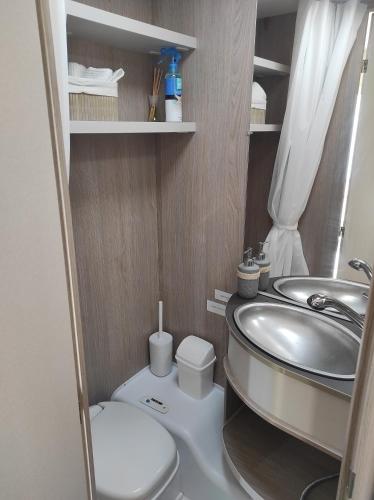 提比里亚טבע של קרוואן的一间带水槽和卫生间的小浴室