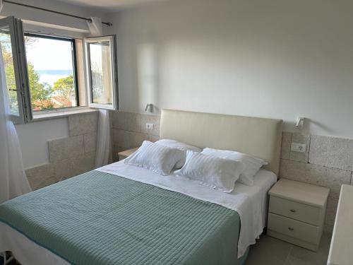 布雷拉Apartment Esperansa的一间卧室配有带白色床单和枕头的床。