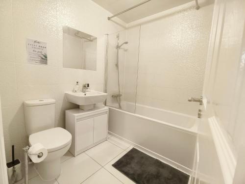 曼彻斯特Shared House - 10 mins from Piccadilly Station/Man Uni/O2 Apollo的白色的浴室设有卫生间和水槽。