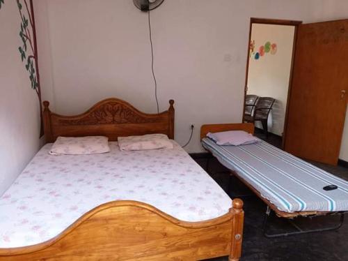 阿努拉德普勒Puraya'S Lodge的一间卧室,配有两张床