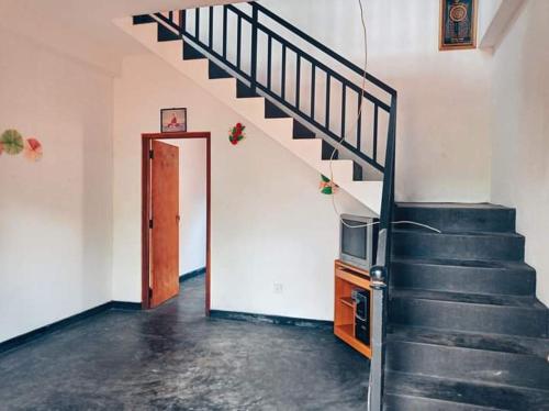 阿努拉德普勒Puraya'S Lodge的房屋内带楼梯的走廊