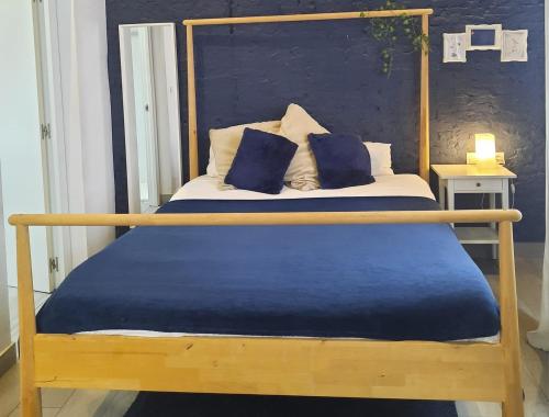瓦伦西亚Bonito Alojamiento F的一张木架床,上面有两个枕头
