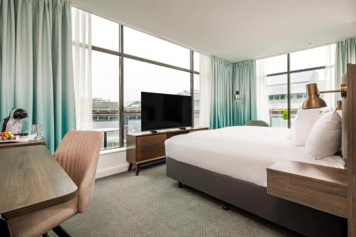 米尔顿凯恩斯米尔顿凯恩斯中心假日酒店的酒店客房设有一张大床和一台电视。