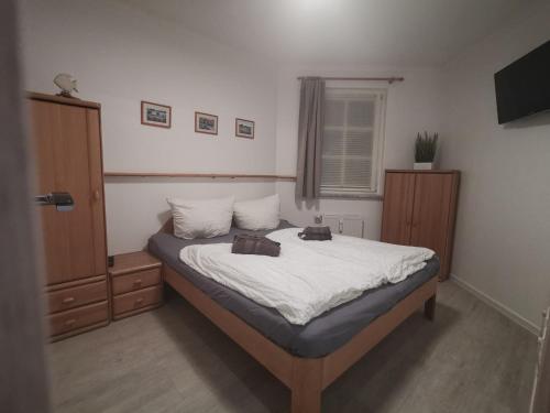 奥斯赛拜-屈隆斯博恩Apartmenthaus Atlantik的一间卧室,配有一张带两个袋子的床