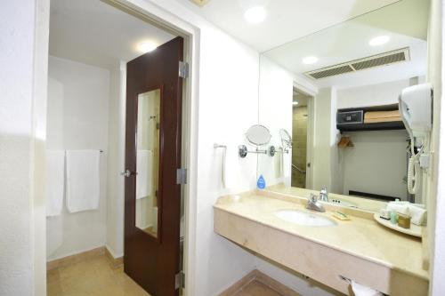 贾拉普HB哈拉帕酒店的一间带水槽和镜子的浴室