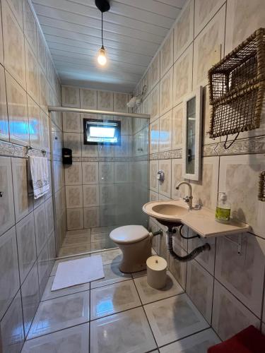 布卢梅瑙Casa com suíte的带淋浴、卫生间和盥洗盆的浴室