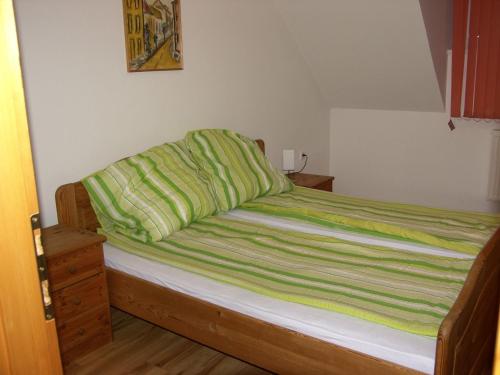 考洛乔Hunyadi Apartment的一张床上有绿毯的床