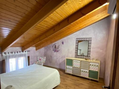 穆尔西亚Chalet en Librilla的一间卧室配有一张床,墙上设有镜子