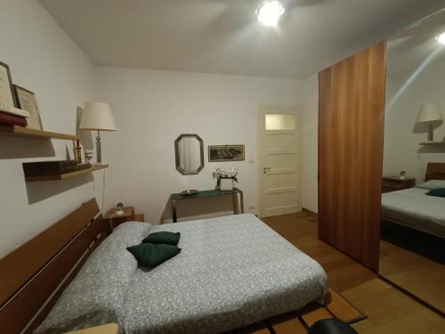 维罗纳Casa di Ale的一间小卧室,配有一张床和镜子