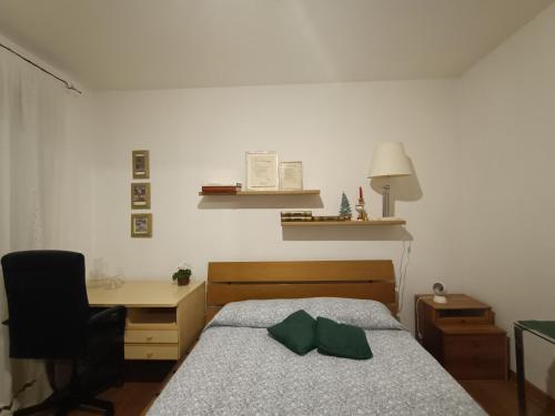 维罗纳Casa di Ale的一间卧室配有一张带桌子和椅子的床