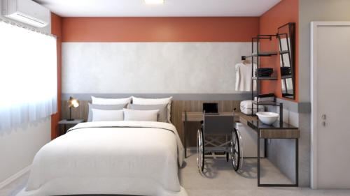伊瓜苏Hotel Coroados Foz Express的卧室配有一张白色大床和一张书桌