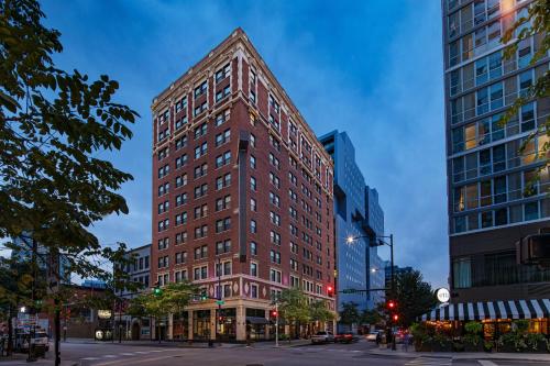 芝加哥菲利克斯酒店的城市街道上一座高大的红砖建筑