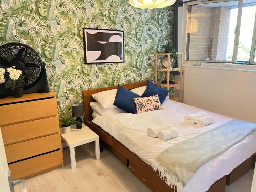伦敦Luxe Haven King Bed En-suite & Double with Parking的一间小卧室,配有带毛巾的床