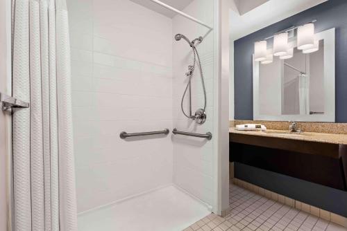 芬顿Extended Stay America Suites - St Louis - Fenton的带淋浴和盥洗盆的浴室