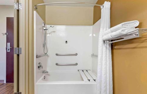 莫里斯维尔Extended Stay America Select Suites - Raleigh - RDU Airport的带淋浴的浴室配有白色的浴帘