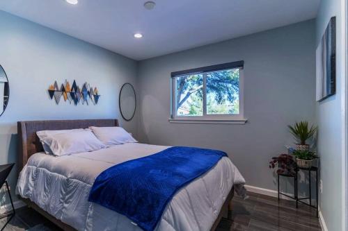埃尔帕索Discover the Ultimate Trending Hot Tub Retreat的一间卧室设有一张床和一个窗口