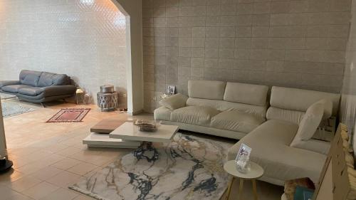 达喀尔Villa L6的客厅配有沙发和桌子