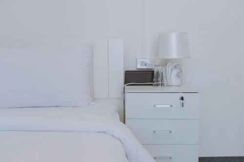 普吉镇Blue Carina Hotel - SHA Plus的一间白色卧室,配有床和微波炉