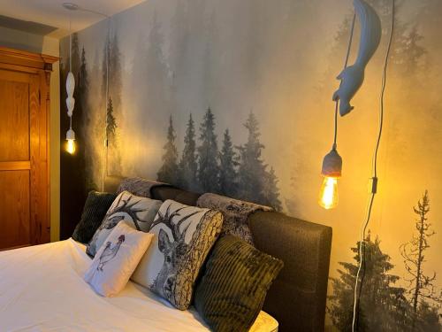 巴登-巴登City Apartment Baden-Baden的一间卧室配有一张壁画床