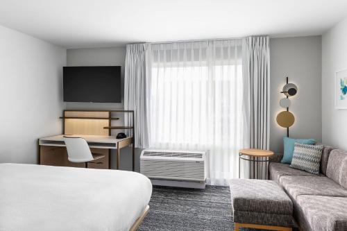 艾恩芒廷TownePlace Suites by Marriott Iron Mountain的酒店客房,配有床和沙发