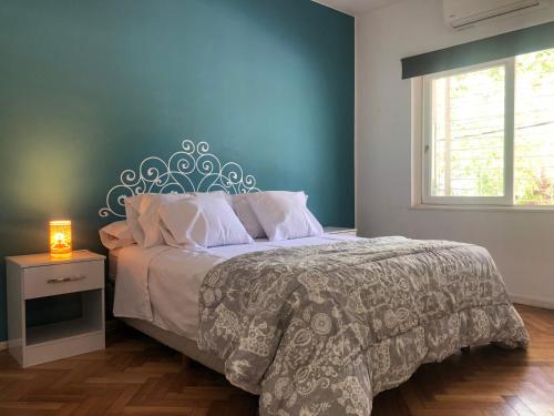 门多萨CASA GRANDE的一间卧室配有一张蓝色墙壁的床