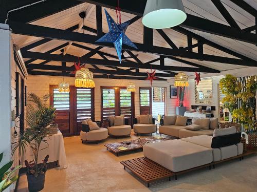 卢甘维尔海龟湾酒店 的带沙发和椅子的客厅以及天花板