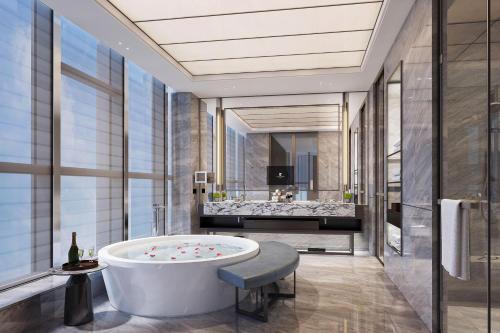 长沙长沙建鸿达JW万豪酒店的一间带大浴缸和水槽的浴室