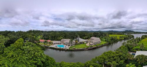 太平洋港Yatu Lau Lagoon Resort Fiji的河流上岛屿上房屋的空中景观
