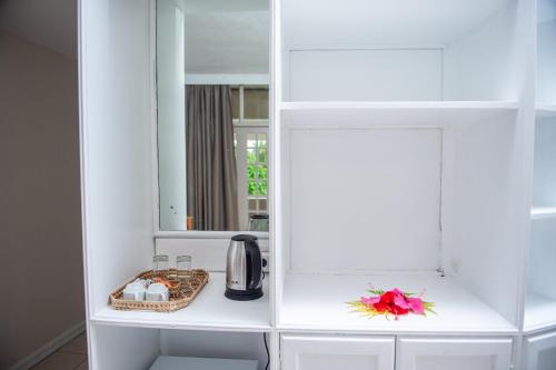 太平洋港Yatu Lau Lagoon Resort Fiji的厨房配有白色橱柜和镜子