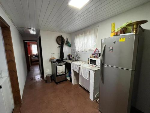 萨利纳斯Casa Salinas的厨房配有冰箱和带毛巾的台面