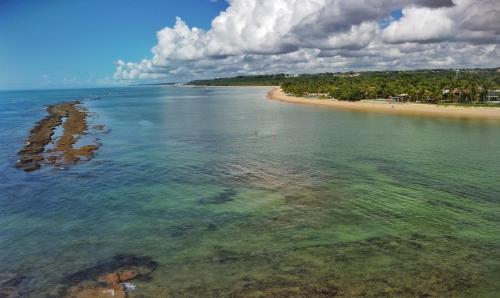 阿拉亚尔达茹达Pousada Villa Tainá Bahia的享有海滩和海洋的空中景致